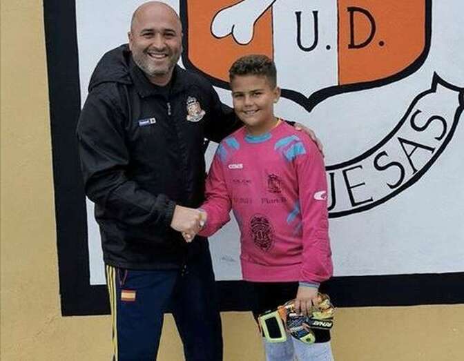 El director deportivo del club felicita al joven guardameta (Foto TA)